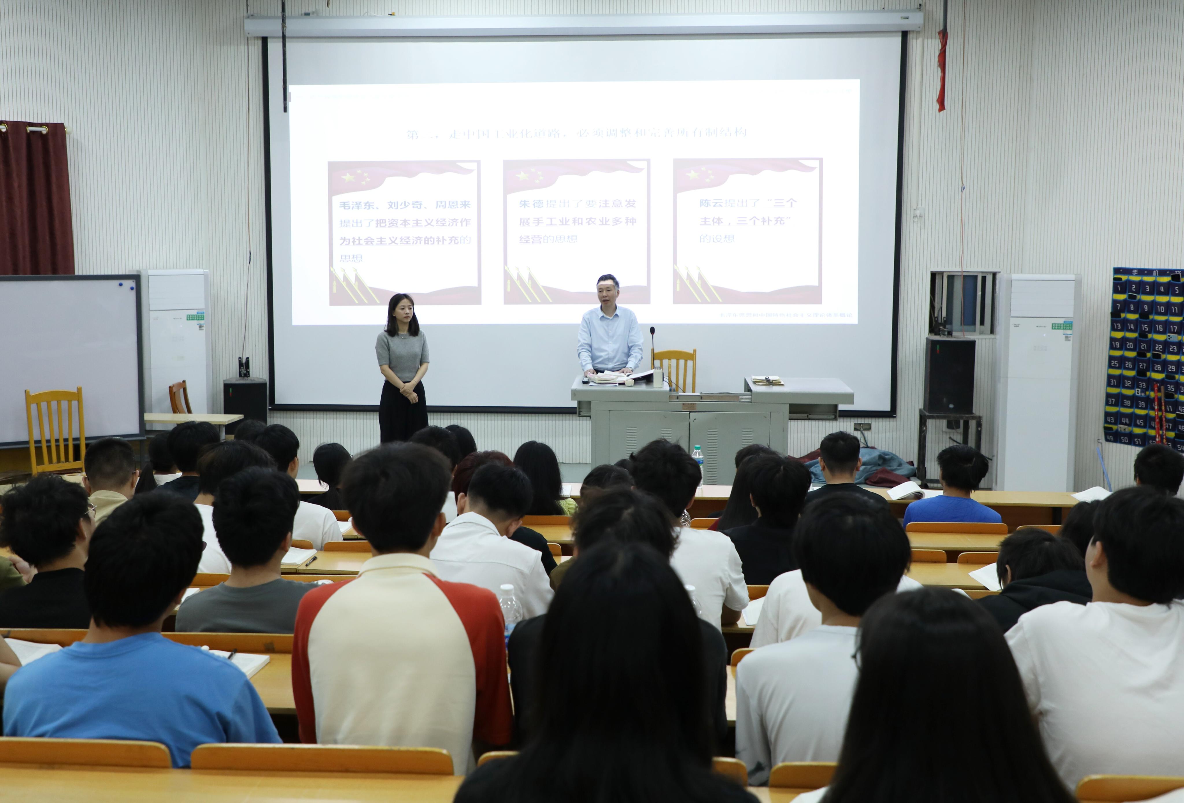 杨帆与同学们交流